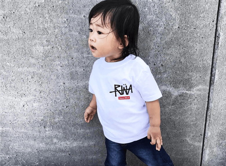 サイン風名入れ子どもTシャツ
